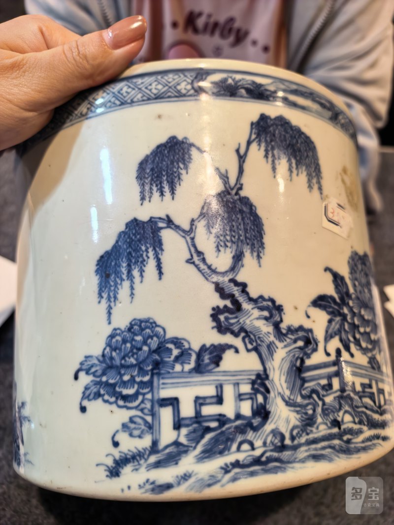 清中期 青花洞石花卉笔海 - 图5